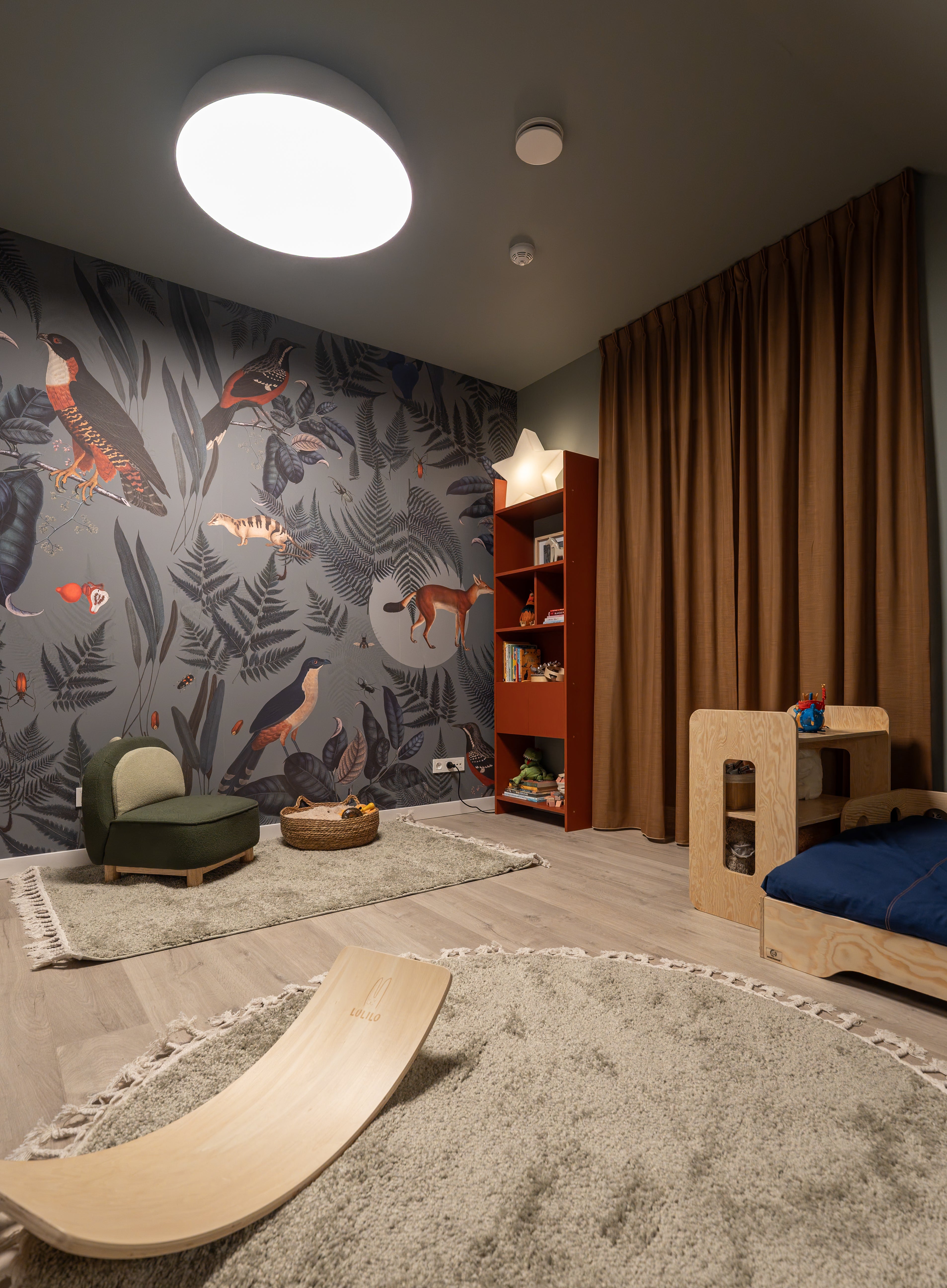 Pokój dziecka z charakterem. Tapeta Khaki w programie Remont u Siebie - Wallcolors®