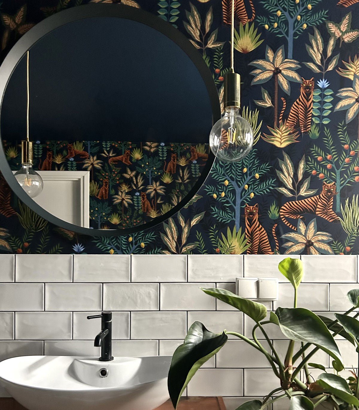 Z tygrysami w tle. Jak zielona kanapa przemienia łazienkę w dzieło sztuki - Wallcolors®
